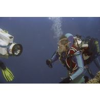 Vue sous-marine pendant la plongée de Jean-Jacques de Peretti, ministre de l'Outre-mer, avec un caméraman de la télévision TF1, dans la zone d'un puits de tir d'expérimentation nucléaire sous lagon.