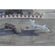 Vue aérienne du ravitaillement en carburant d'un avion de reconnaissance Gardian de l'escadrille 12S de Papeete sur l'aéroport du Moruroa par un camion-citerne du service des essences des Armées (SEA).