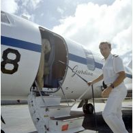 Départ à l'aéroport de Moruroa par avion Dassault-Bréguet Gardian de l'escadrille 12S du capitaine de corvette Ollivier du SIRPA qui embarque.