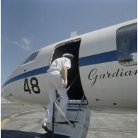 Départ à l'aéroport de Moruroa par avion Dassault-Bréguet Gardian du capitaine de corvette Ollivier du SIRPA qui embarque.