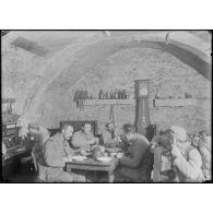 Jumigny. Aisne. L'intérieur d'un central téléphonique au front. [légende d'origine]