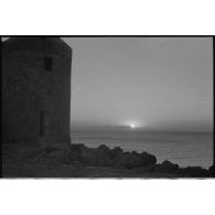 Paysage de Grèce (plage et un moulin).