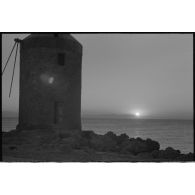 Paysage de Grèce (plage et un moulin).