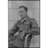 Portrait de l'Oberleutnant Heinrich Eppen, pilote du Sturzkampfgeschwader 3 (I-StG-3) récipiendaire de la croix de chevalier de la croix de fer (Ritterkreuz).