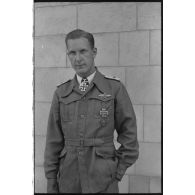 Portrait de l'Oberleutnant Heinrich Eppen, pilote du Sturzkampfgeschwader 3 (I-StG-3) récipiendaire de la croix de chevalier de la croix de fer (Ritterkreuz).