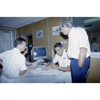 Portrait de personnel dans la salle de commandement du groupement opérationnel des essais nucléaires (GOEN) pendant le troisième tir Aepytos du 27 octobre 1995 de la dernière série des essais nucléaires sur l'atoll de Moruroa.