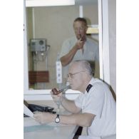 Portrait du général de brigade Michel Boileau, directeur des centres d'expérimentation nucléaire (DIRCEN), dans la salle de commandement du groupement opérationnel des essais nucléaires (GOEN) pendant le troisième tir Aepytos du 27 octobre 1995 de la dernière série des essais nucléaires sur l'atoll de Moruroa.