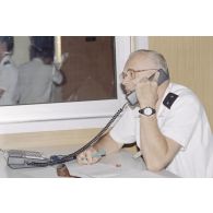 Portrait du général de brigade Michel Boileau, directeur des centres d'expérimentation nucléaire (DIRCEN), au téléphone dans la salle de commandement du groupement opérationnel des essais nucléaires (GOEN) pendant le troisième tir Aepytos du 27 octobre 1995 de la dernière série des essais nucléaires sur l'atoll de Moruroa.