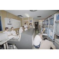 Portrait de personnel dans la salle de commandement du groupement opérationnel des essais nucléaires (GOEN) pendant le tir nucléaire Aepytos du 27 octobre 1995.