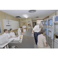 Portrait de personnel dans la salle de commandement du groupement opérationnel des essais nucléaires (GOEN) pendant le tir nucléaire Aepytos du 27 octobre 1995.