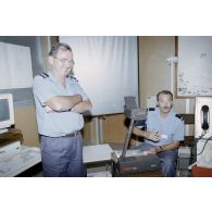 Portrait de personnel dans une salle du poste de commandement du groupement opérationnel des essais nucléaires (GOEN) pendant le tir nucléaire Aepytos du 27 octobre 1995.