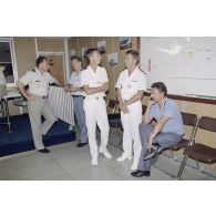 Portrait de personnel dans la salle de commandement du groupement opérationnel des essais nucléaires (GOEN) pendant le tir nucléaire Aepytos du 27 octobre 1995.