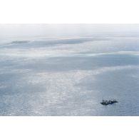 Vue aérienne de la zone de tir et de la barge d’enregistrement et de mesure une heure après le troisième tir souterrain Aepytos du 27 octobre 1995 lors de la dernière campagne d'essais nucléaires dans le lagon de l'atoll de Moruroa.