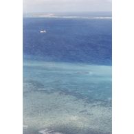 Vue aérienne de la zone de tir et de la barge d’enregistrement et de mesure une heure après le troisième tir souterrain Aepytos du 27 octobre 1995 lors de la dernière campagne d'essais nucléaires dans le lagon de l'atoll de Moruroa.