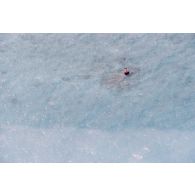 Vue aérienne de la bouée au point zéro (0) une heure après le troisième tir souterrain Aepytos du 27 octobre 1995 lors de la dernière campagne d'essais nucléaires dans le lagon de l'atoll de Moruroa.