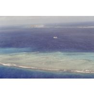 Vue aérienne de la zone de tir et de la barge d’enregistrement et de mesure une heure après le troisième tir souterrain Aepytos du 27 octobre 1995 lors de la dernière campagne d'essais nucléaires dans le lagon de l'atoll de Moruroa.