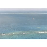 Vue aérienne de la zone de tir et de la barge d’enregistrement et de mesure une heure après le troisième tir souterrain Aepytos du 27 octobre 1995 lors de la dernière campagne d'essais nucléaires dans le lagon de l'atoll de Moruroa.