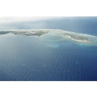 Vue aérienne du platier côté océan de l'atoll de Moruroa une heure après le troisième tir souterrain Aepytos du 27 octobre 1995 lors de la dernière campagne d'essais nucléaires.