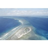 Vue aérienne du platier côté océan de l'atoll de Moruroa une heure après le troisième tir souterrain Aepytos du 27 octobre 1995 lors de la dernière campagne d'essais nucléaires.