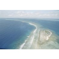 Vue aérienne du platier côté océan de l'atoll de Moruroa une heure après le troisième tir souterrain Aepytos du 27 octobre 1995 lors de la dernière campagne d'essais nucléaires.
