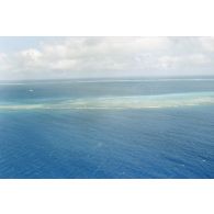 Vue aérienne de la zone de tir et de la barge d’enregistrement et de mesure une heure après le troisième tir souterrain Aepytos du 27 octobre 1995 lors de la dernière campagne d'essais nucléaires dans le lagon de l'atoll de Moruroa.