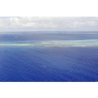 Vue aérienne de la zone de tir et de la barge d’enregistrement et de mesure une heure après le troisième tir souterrain Aepytos du 27 octobre 1995 lors de la dernière campagne d'essais nucléaires dans le lagon de l'atoll de Moruroa.