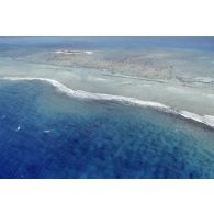 Vue aérienne du platier côté océan une heure après le troisième tir souterrain Aepytos du 27 octobre 1995 lors de la dernière campagne d'essais nucléaires dans le lagon de l'atoll de Moruroa.