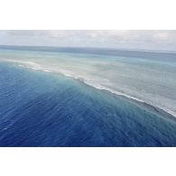 Vue aérienne du platier côté océan une heure après le troisième tir souterrain Aepytos du 27 octobre 1995 lors de la dernière campagne d'essais nucléaires dans le lagon de l'atoll de Moruroa.