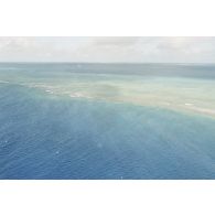 Vue aérienne du platier côté océan, de la zone de tir et de la barge d’enregistrement et de mesure une heure après le troisième tir souterrain Aepytos du 27 octobre 1995 lors de la dernière campagne d'essais nucléaires dans le lagon de l'atoll de Moruroa.