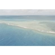 Vue aérienne du platier côté océan, de la zone de tir et de la barge d’enregistrement et de mesure une heure après le troisième tir souterrain Aepytos du 27 octobre 1995 lors de la dernière campagne d'essais nucléaires dans le lagon de l'atoll de Moruroa.