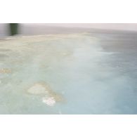 Vue aérienne du platier côté océan une heure après le troisième tir souterrain Aepytos du 27 octobre 1995 lors de la dernière campagne d'essais nucléaires dans le lagon de l'atoll de Moruroa.