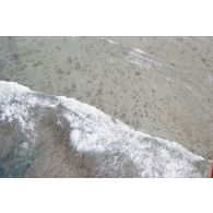 Vue aérienne du platier côté océan une heure après le troisième tir souterrain Aepytos du 27 octobre 1995 lors de la dernière campagne d'essais nucléaires dans le lagon de l'atoll de Moruroa.