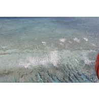 Vue aérienne du platier côté lagon de l'atoll une heure après le troisième tir souterrain Aepytos du 27 octobre 1995 lors de la dernière campagne d'essais nucléaires à Moruroa.