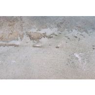 Vue aérienne du platier côté lagon de l'atoll une heure après le troisième tir souterrain Aepytos du 27 octobre 1995 lors de la dernière campagne d'essais nucléaires à Moruroa.