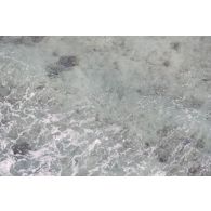Vue aérienne du platier côté lagon de l'atoll une heure après le troisième tir souterrain Aepytos du 27 octobre 1995 lors de la dernière campagne d'essais nucléaires à Moruroa.