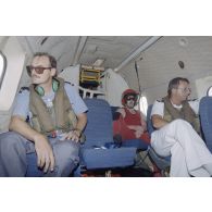 Personnel à l'intérieur d'un hélicoptère Super-Puma AS-332 de l’escadron de transport outre-mer (ETOM) 00/082 en vol une heure après le troisième tir souterrain Aepytos du 27 octobre 1995 lors de la dernière campagne d'essais nucléaires à Moruroa.