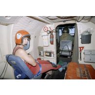 Personnel à l'intérieur d'un hélicoptère Super-Puma AS-332 de l’escadron de transport outre-mer (ETOM) 00/082 en vol une heure après le troisième tir souterrain Aepytos du 27 octobre 1995 lors de la dernière campagne d'essais nucléaires à Moruroa.