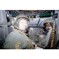 Pilote et navigateur à l'intérieur d'un hélicoptère Super-Puma AS-332 de l’escadron de transport outre-mer (ETOM) 00/082 en vol une heure après le troisième tir souterrain Aepytos du 27 octobre 1995 lors de la dernière campagne d'essais nucléaires à Moruroa.