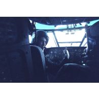 Pilote à l'intérieur d'un hélicoptère Super-Puma AS-332 de l’escadron de transport outre-mer (ETOM) 00/082 en vol une heure après le troisième tir souterrain Aepytos du 27 octobre 1995 lors de la dernière campagne d'essais nucléaires à Moruroa.