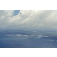 Vue aérienne de l'onde de choc et de la barge d'enregistrement et de mesure du commissariat à l'énergie atomique (CEA) sur la zone du cinquième tir Thémisto de la dernière série des essais nucléaires français dans le lagon de l'atoll de Moruroa, prise depuis l'hélicoptère Cigogne. Le lagon blanc est couvert de nuages.
