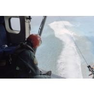Portrait d'un membre d'équipage de l'hélicoptère Cigogne en survol de l'atoll après le cinquième tir Thémisto de la dernière série des essais nucléaires français dans le lagon de l'atoll de Moruroa.