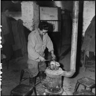 Vie quotidienne d'appelés dans un poste. [Description en cours]