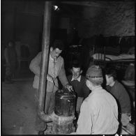 Vie quotidienne d'appelés dans un poste. [Description en cours]