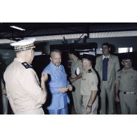 Visite de la boulangerie sur l'atoll de Moruroa par Charles Hernu, ministre de la Défense.