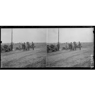 Embarquement du 114e bataillon de chasseurs alpins à Noyon. Troupes anglaises et soldats du Génie au travail dans l'Aisne.