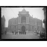[Odessa. Des soldats devant le théâtre national].
