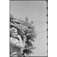 Des parachutistes allemands rejoignent le terrain d'aviation pour un vol de transfert.