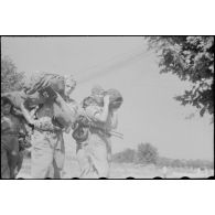 Des parachutistes allemands rejoignent le terrain d'aviation pour un vol de transfert.