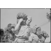 Des parachutistes allemands rejoignent le terrain d'aviation pour un vol de transfert.