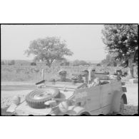 Un colonel (Oberst) à bord d'une Volkswagen type 82 Kübelwagen.